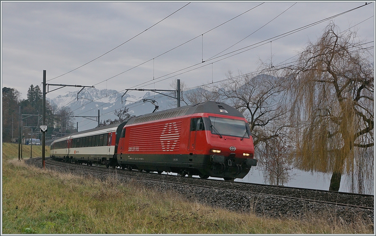 Eine SBB Re 460 mit ihrem IR 90 kurz nach Villeneuve auf dem Weg nach Brig. 

19. Dez. 2020