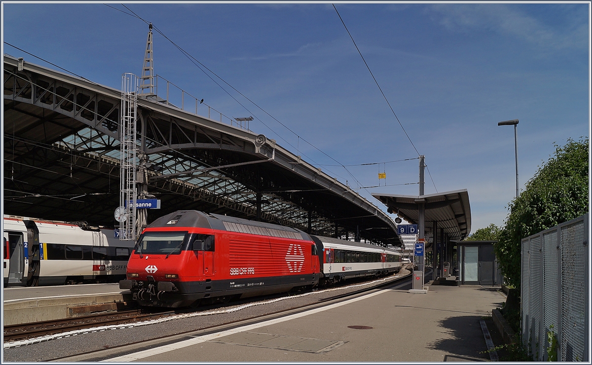 Eine SBB Re 460 mit ijrem IR 90 verlässt Lausanne in Richtung Genève.

22. Mai 2020