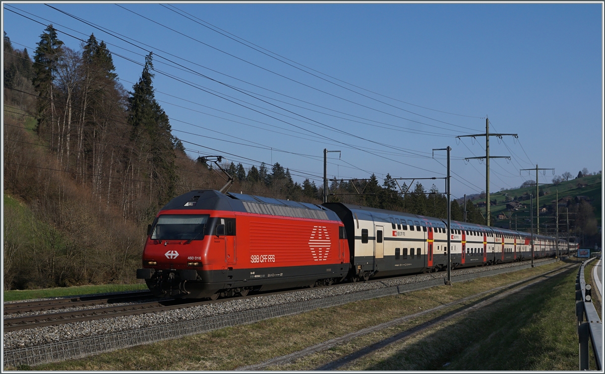Eine SBB Re 460 mit einem IC bei Reichenbach auf dem Weg in Richtung Brig.

14. April 2021  