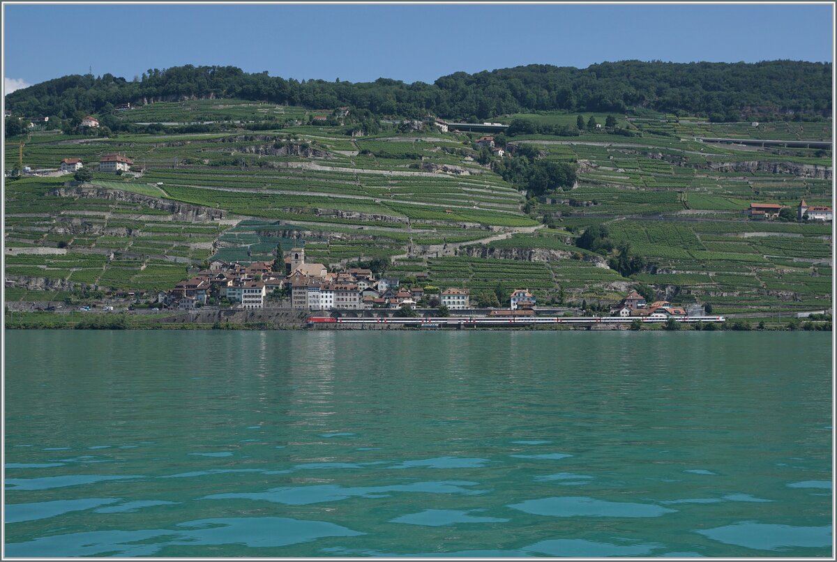 Eine SBB Re 460 ist mit einem IR90 bei St-Saphorin auf dem Weg in Richtung Lausanne. 

2. Aug. 2024