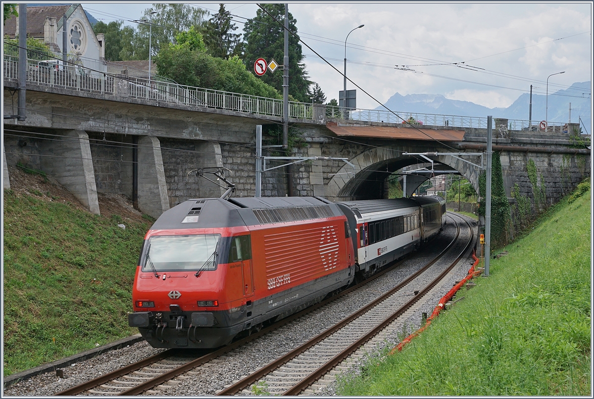 Eine SBB RE 460 schiebt bei Villeneuve ihren IR Richtung Brig.

8. Juli 2019
