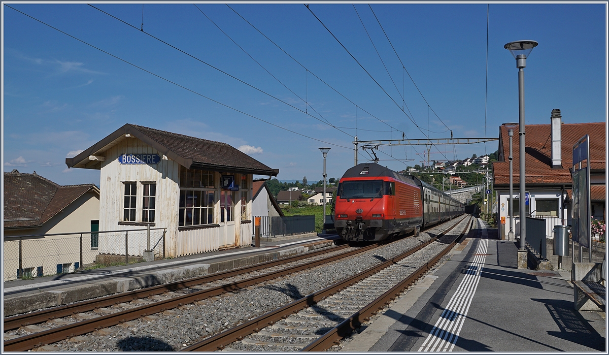 Eine SBBB Re 460 mit einem IC 1  auf der Fahrt nach Genève Aéroport bei der Durchfahrt in Bossière.

14. Juli 2020