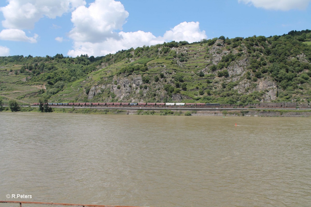 Eine schwarze 185 mit einem Kohlezug für die NIAG auf der linken Rheinstrecke kurz hinter Oberwesel in Richtung Koblenz. 16.07.14