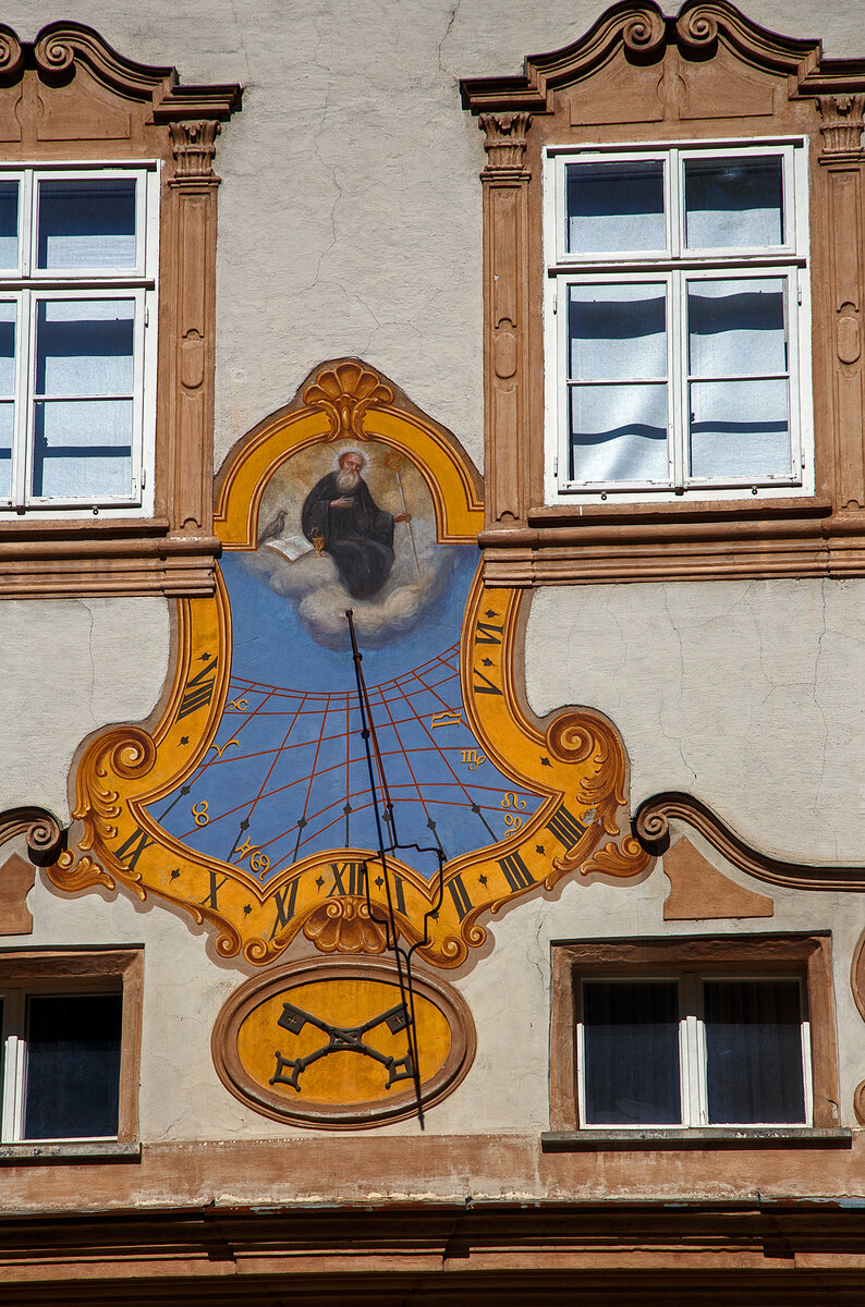 Eine sehr genau Uhr, wenn es nicht die Sommerzeit gäbe....
Die Sonnenuhr am dem Hauptportal (zum Innenhof) des Erzstiftes St. Peter in Salzburg am 12.09.2022. 

Oben der Heiliger Benedikt von Nursia. Die beiden gekreuzten Schlüssel unter der Uhr stellen das Symbol von Heiligen St. Peter (wie auch des Stiftes) dar. Die gekreuzten Schlüssel können überall in Salzburg gefunden werden, als Zeichen für Besitz des Stiftes. Die Schlüssel wurden oft angebracht, um dem Wappen des Fürst Erzbischofs etwas entgegen zu setzen.

Das Erzstift St. Peter ist die älteste Benediktinerabtei nördlich der Alpen.
