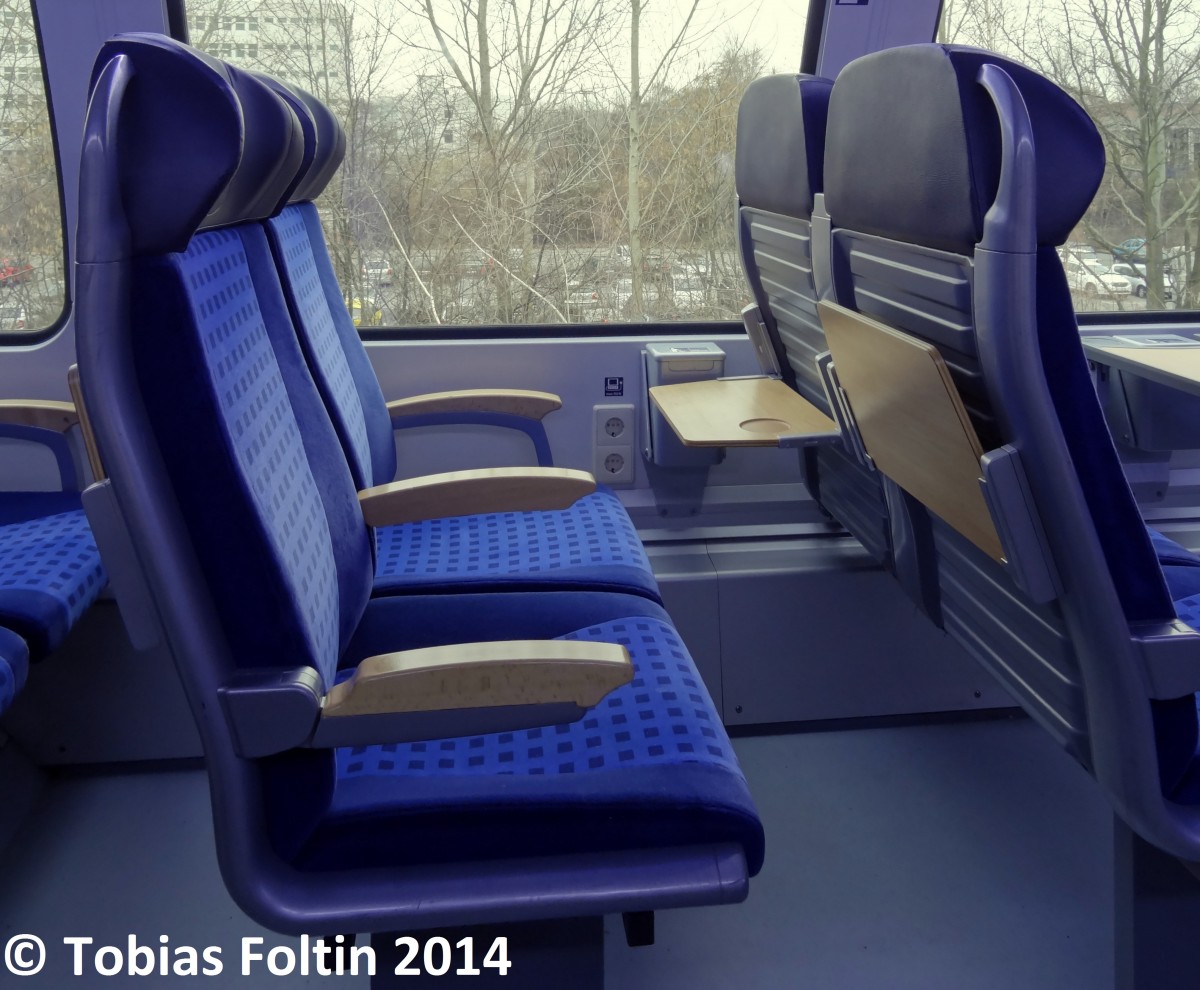 Eine Sitzreihe in einem modernen Doppelstockwagen mit der Bezeichnung DBpza 780.3. Aufgenommen im März 2014.