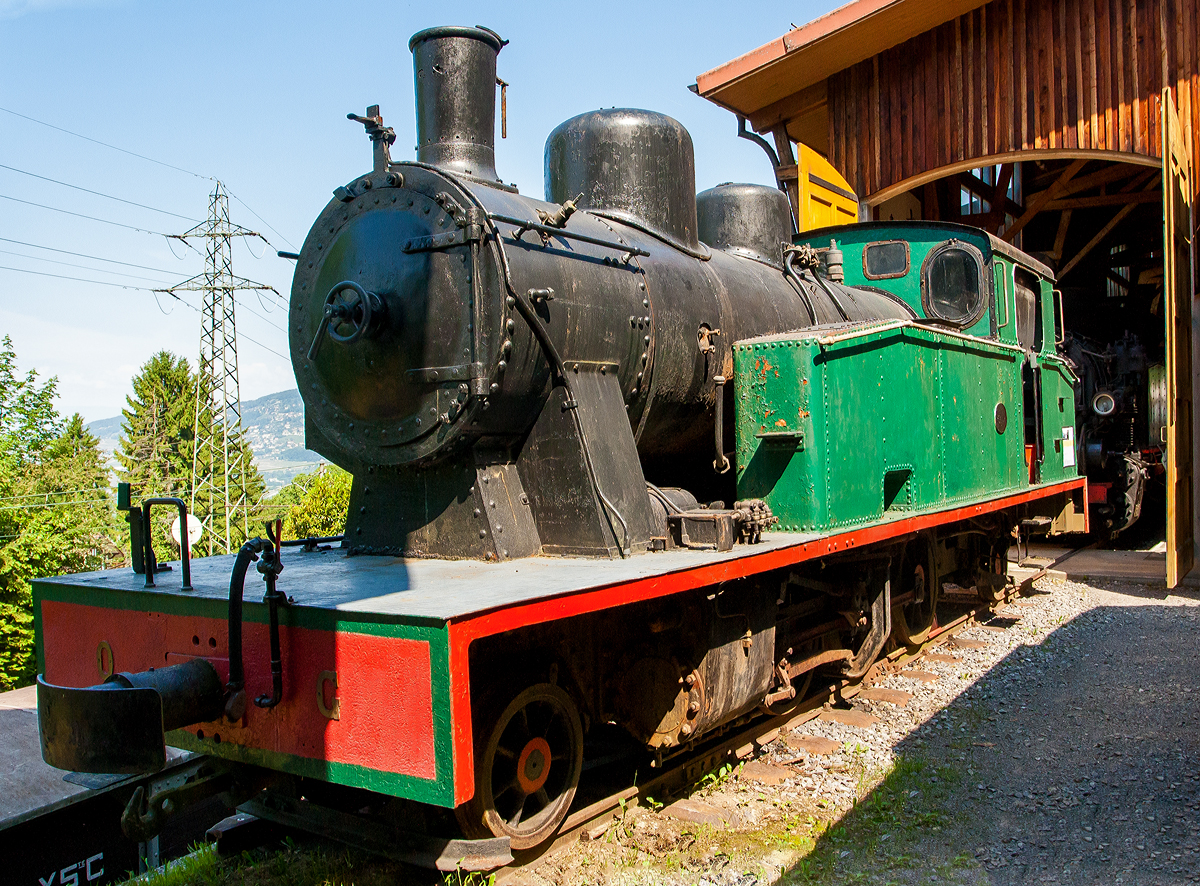 Eine Spanierin in der Schweiz - Die 1.000 mm G 3/5 Tenderlokomotive N° 23 der ursprünglichen Lokalbahn von Olot nach Girona (Tren d’Olot), in Katalonien (Spanien). Die Lok (vom Typ 131T) wurde 1926 bei La Maquinista Terrestre y Marítima in Barcelona unter der Fabriknummer 282 gebaut. 
Die 56 km lange Bahnstrecke war 1892 bis 1969 in Betrieb, und ist heute wohl ein Bahntrassenradweg.
Die Lok wurde von der Museumsbahn Blonay–Chamby gerettet, hier am 27.05.2012 im Museum Chaulin.
Sie hat ein Gewicht von 31 t, eine Leistung von 350 PS und eine Höchstgeschwindigkeit von 35 km/h.