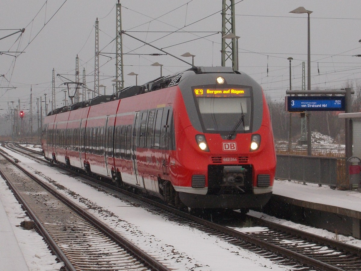 Eine Stunde lang blockierte der 442 344,am 16.Januar 2016,in Bergen/Rügen das Hauptgleis.