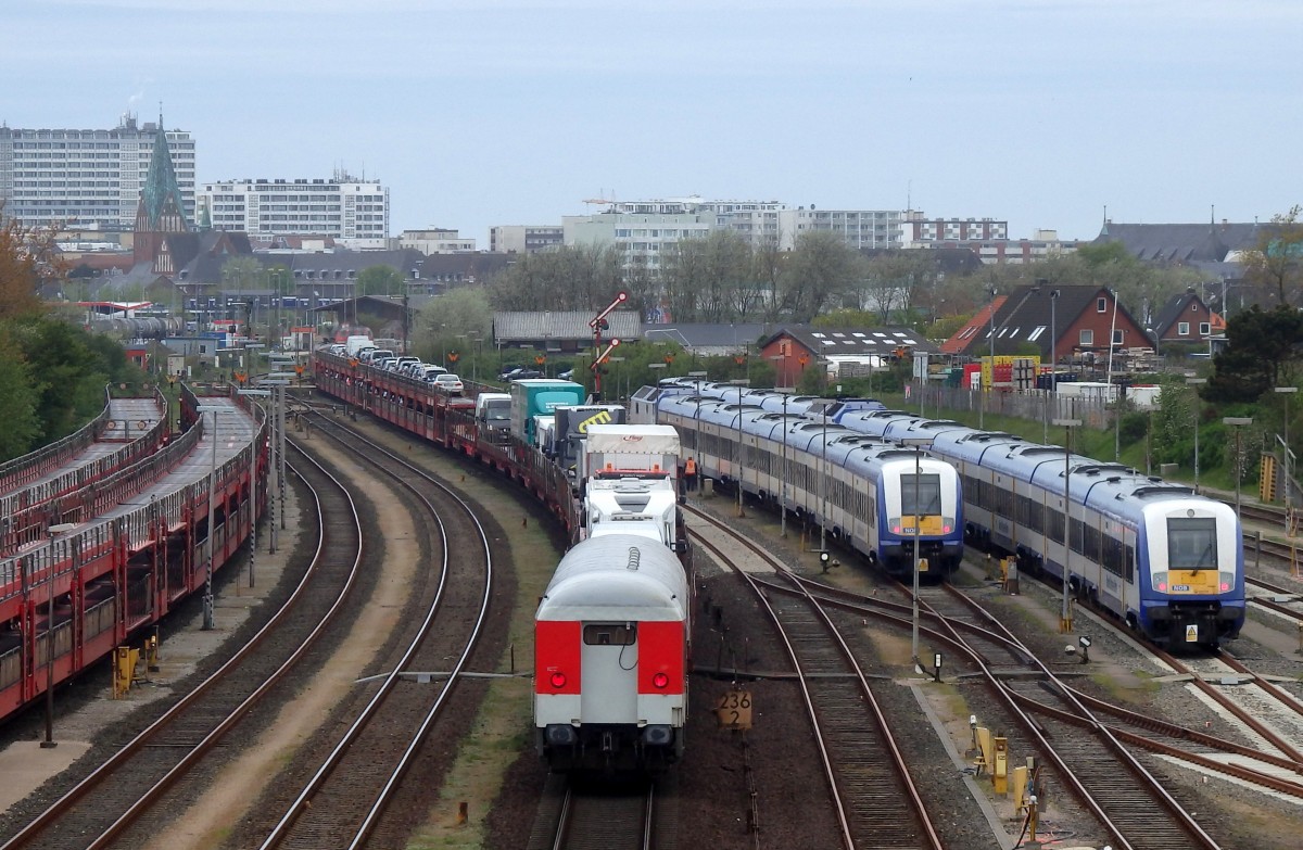 Eine SyltShuttle Autozug fährt auf den Bahnhof Westerland(Sylt) zu.
Aufgenommen im Mai 2015.