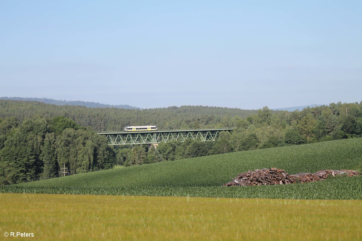 Eine unbekannte Agilis als ag84542 Hof - Bad Rodach überquert das Unterthölauer Viadukt. 23.06.17