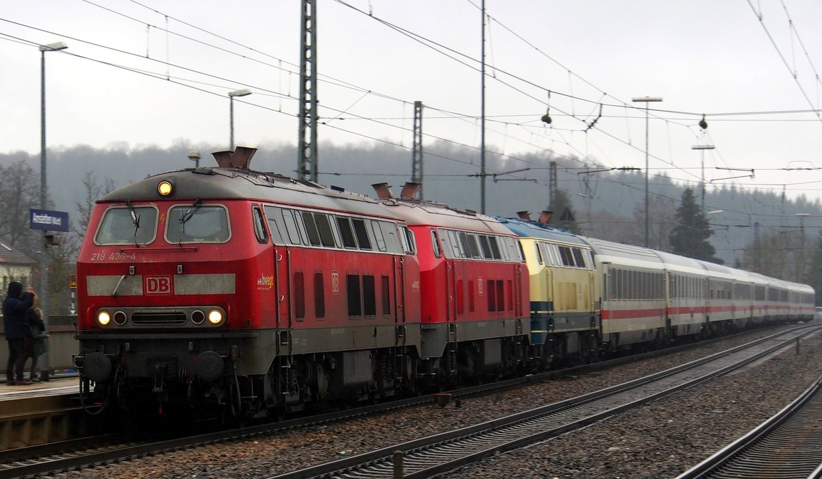 Eine ungewöhnliche Lokbespannung des IC Allgäu in Amstetten mit 218 436-4 und 218 824 von der DB und 218 381-2 von Railsystems GmbH am 05.01.2020. Die dritte 218 wird mit Motorschaden im Zugverband abgeschleppt.