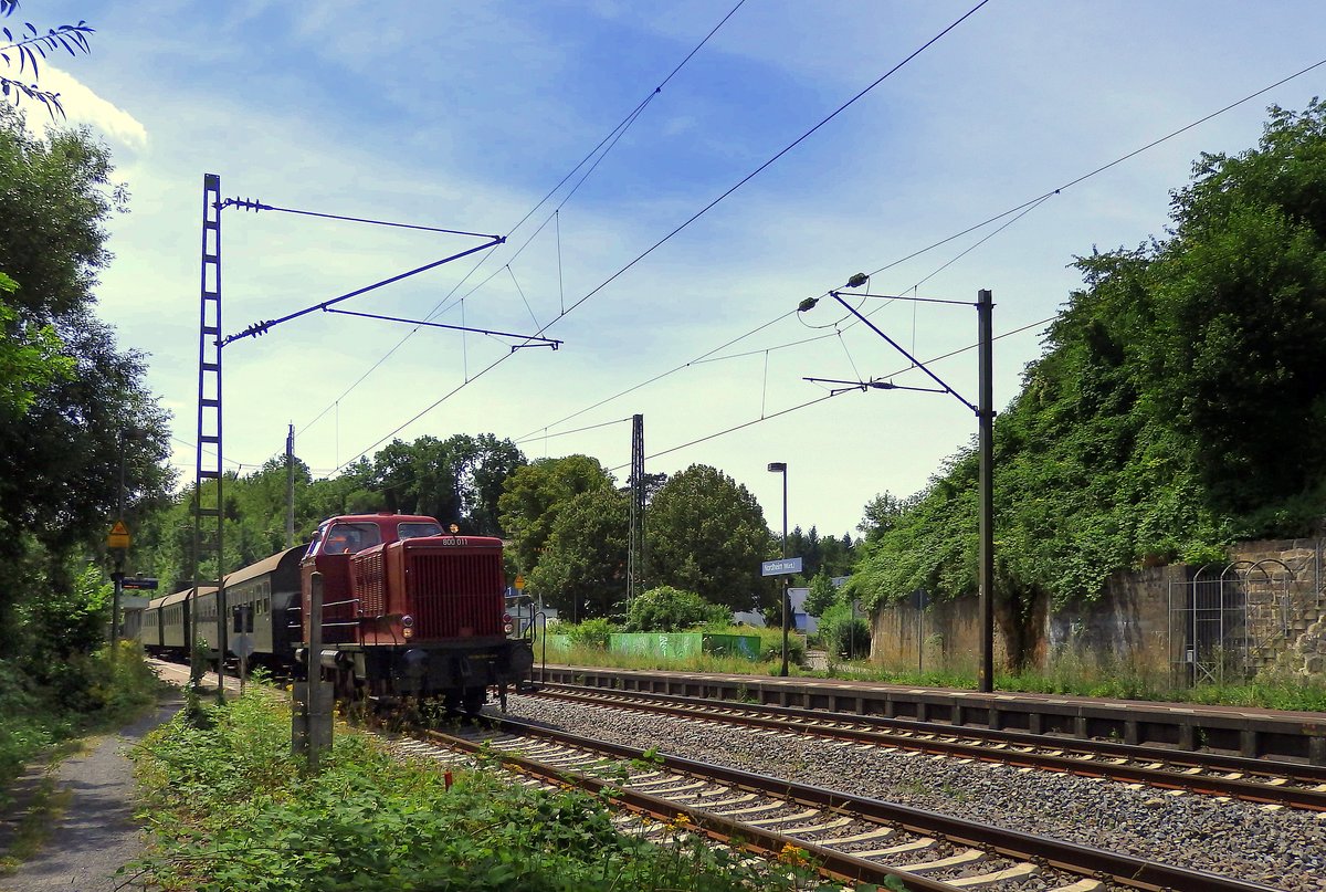 Eine V65 (800-011) durchf�hrt mit alten Wagen Nordheim(W�rttemberg).
Aufgenommen im Juli 2016.