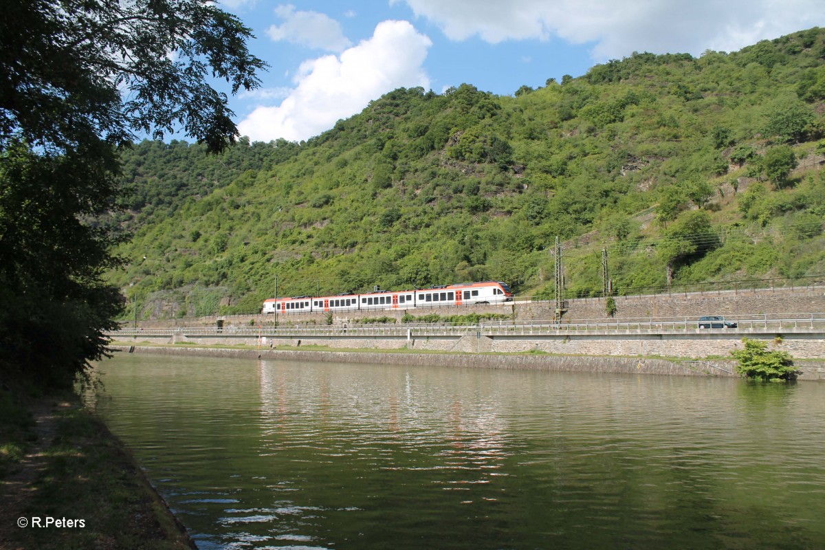 Eine Vias hat St. Goarshausen verlassen auf dem Weg nach Frankfurt/Main. 16.07.14