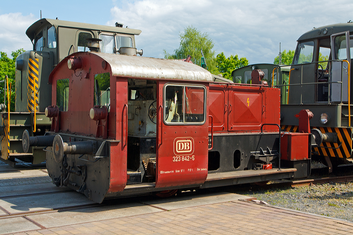 
Eine weitere  Anschicht von die ex DB 323 842-5, ex DB Köf 6772, der Westerwälder Eisenbahnfreunde 44 508 e. V. steht am 18.05.2014 ausgestellt beim Erlebnisbahnhof Westerwald in Westerburg, hier war Museumstag.  

Diese Köf II wurde 1960 unter der Fabriknummer 13210 bei der Firma Jung in Jungenthal bei Kirchen/Sieg gebaut und als Köf 6772 an die DB ausgeliefert. 1968 erfolgte die Umzeichnung in 323 842-5, die Ausmusterung bei der DB erfolgte 1996.

Die 323 842-5 (Jung 13210) war ab 1960 dem BW Wetzlar zugeteilt, ab 1968 wurde das Heimatbetriebswerk das Bw Limburg / Lahn, welches zum 01.12.1991 zur Außenstelle des Bw Gießen wird.