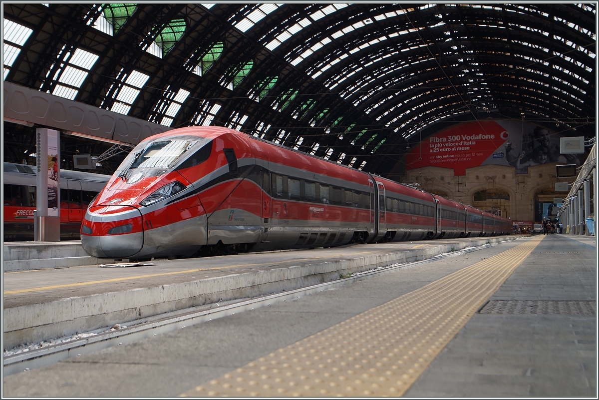 Eine weitere Bildvariante des ETR 400 (Frecciarossa 1000) in Milano Centrale.

21. Juni 2015