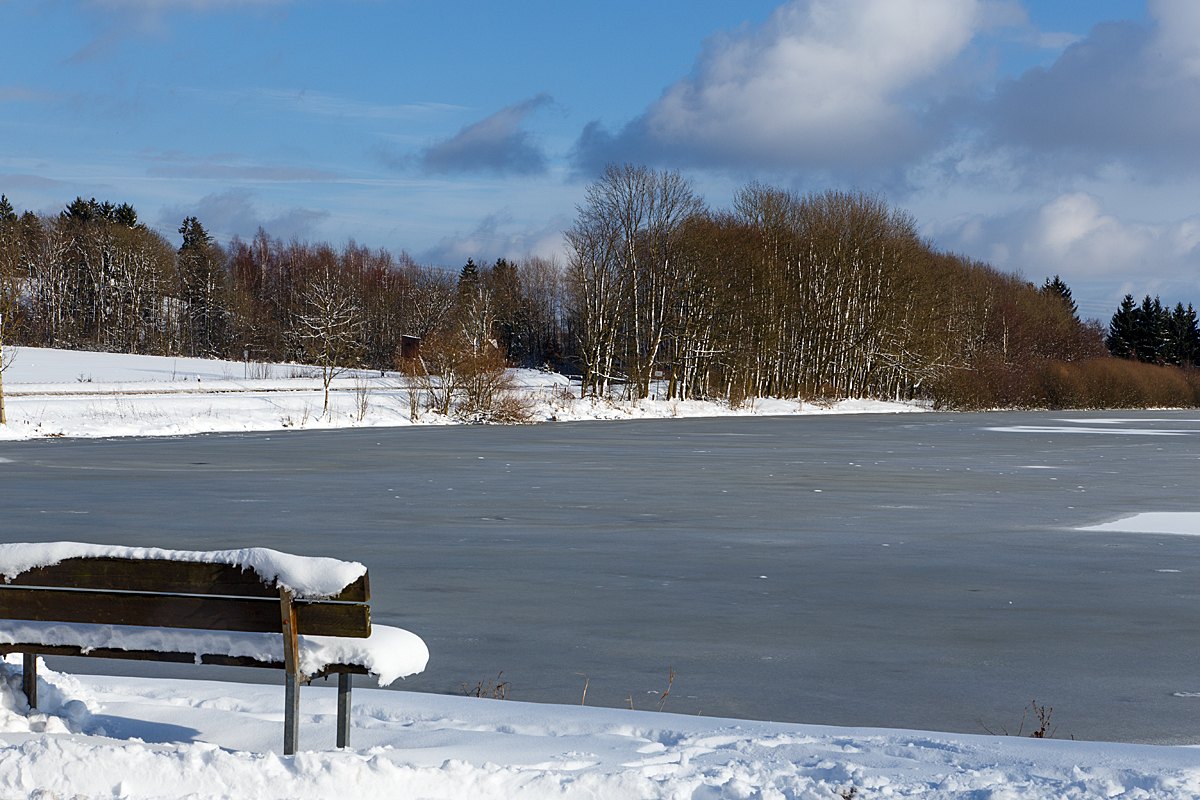 
Eine winterliche Impression am Elkenrother Weiher, hier am 31.02.2015. 
Oma-Bänke gibt es hier auch...;-)