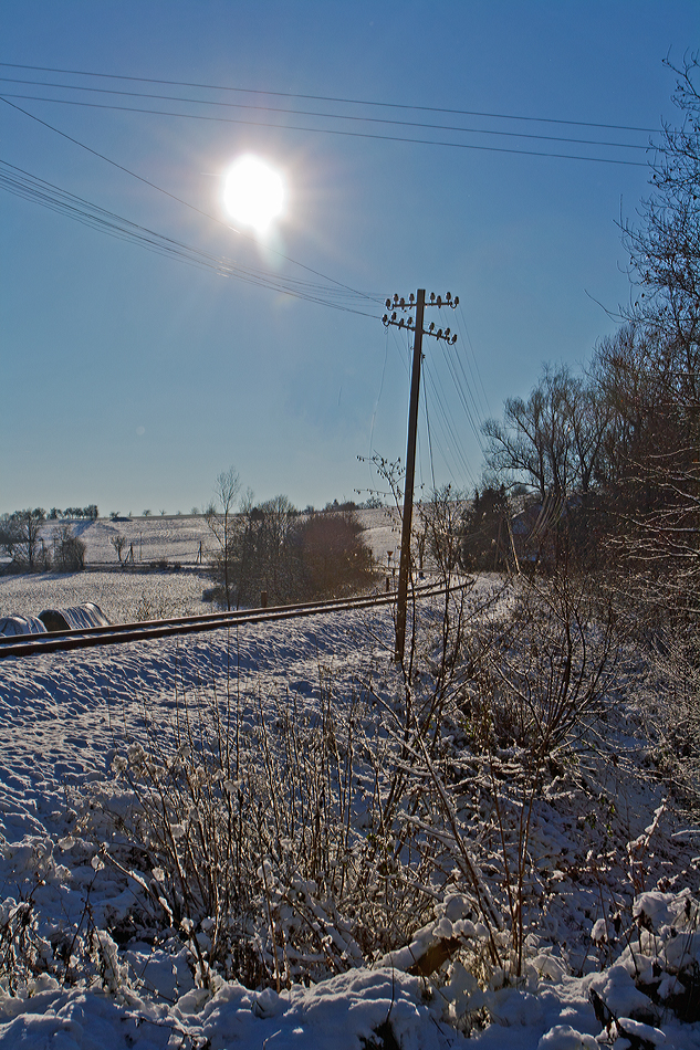 
Eine winterliche Impression mit vollem Gegenlicht an der Oberwesterwaldbahn  (Bahnstrecke Au - Altenkirchen) in Obererbach am 28.12.2014.