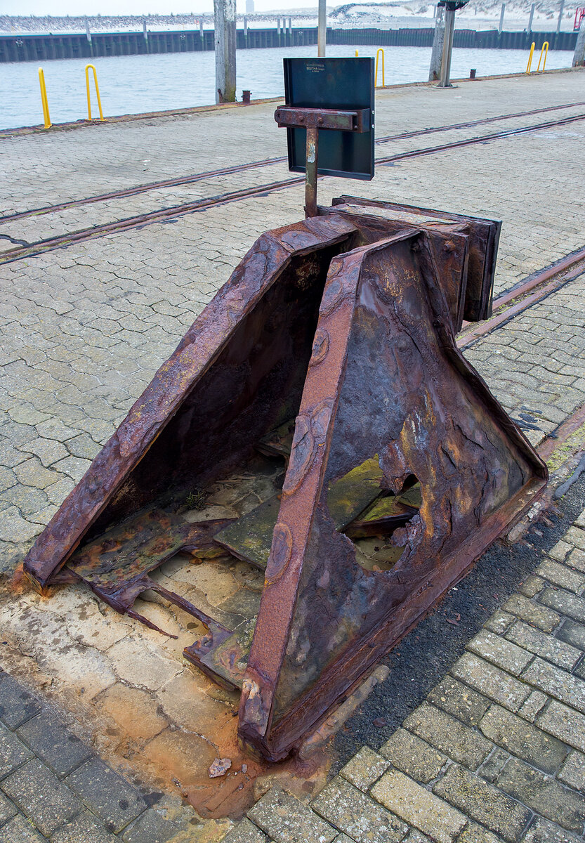 Einer der beiden Prellböcke auf dem Kai vom Hafen Wangerooge (Wangerooge Westanleger) der Wangerooger Inselbahn (der DB Fernverkehr AG bzw. der SIW - Schifffahrt und Inselbahn Wangerooge) hier am 12 März 2024. Man kann gut erkennen was für einen Einfluss die salzhaltige Seeluft auf den Stahl haben. 