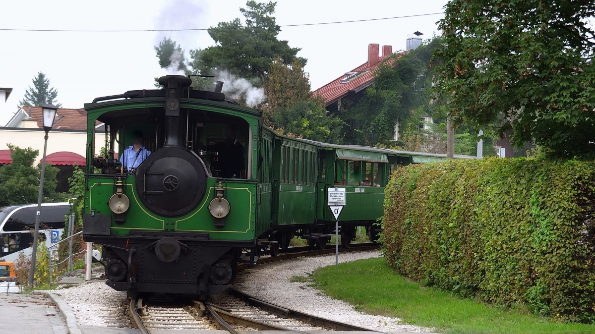 Einfahrt der Chiemseebahn in den Bahnhof Prien-Chiemseebahnhof.
Aufgenommen im September 2014.