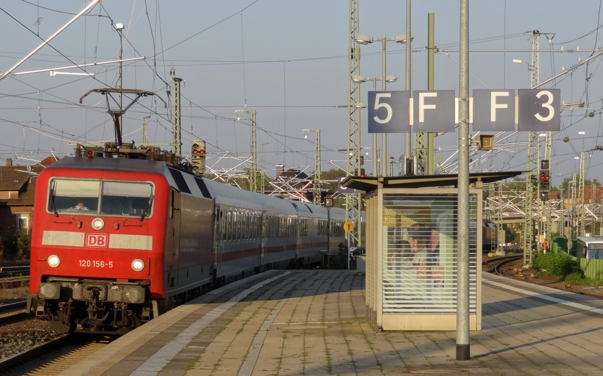Einfahrt des von 120-156 angef�hrten IC 2207 Berlin - M�nchen in den Bahnhof Lichtenfels an einem sch�nen Oktoberabend 2013.