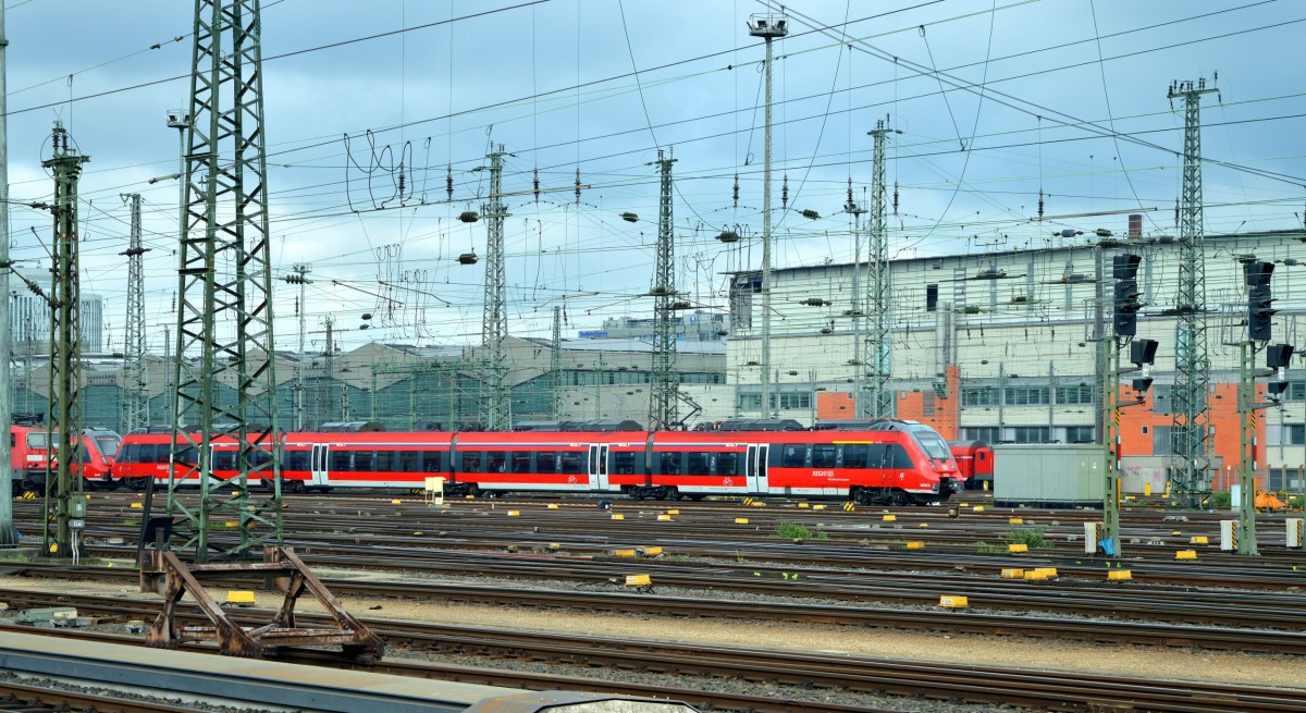 Einfahrt eines 442 in den Frankfurter Hbf am 26.04.2015.