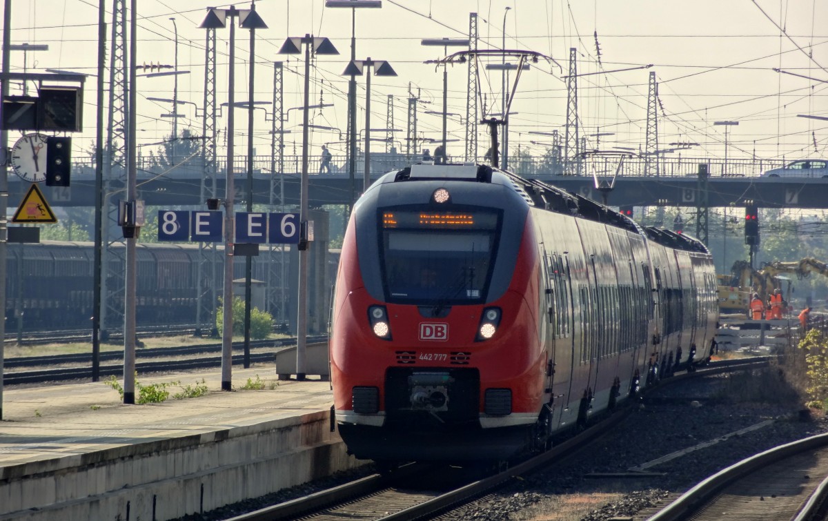 Einfahrt eines RE nach Jena/Sonneberg in den Bahnhof von Bamberg. Zum Zeitpunkt der Aufnahme fuhr der vordere Zugteil wegen Baustelle nur bis Probstzella.
Aufgenommen im April 2014.