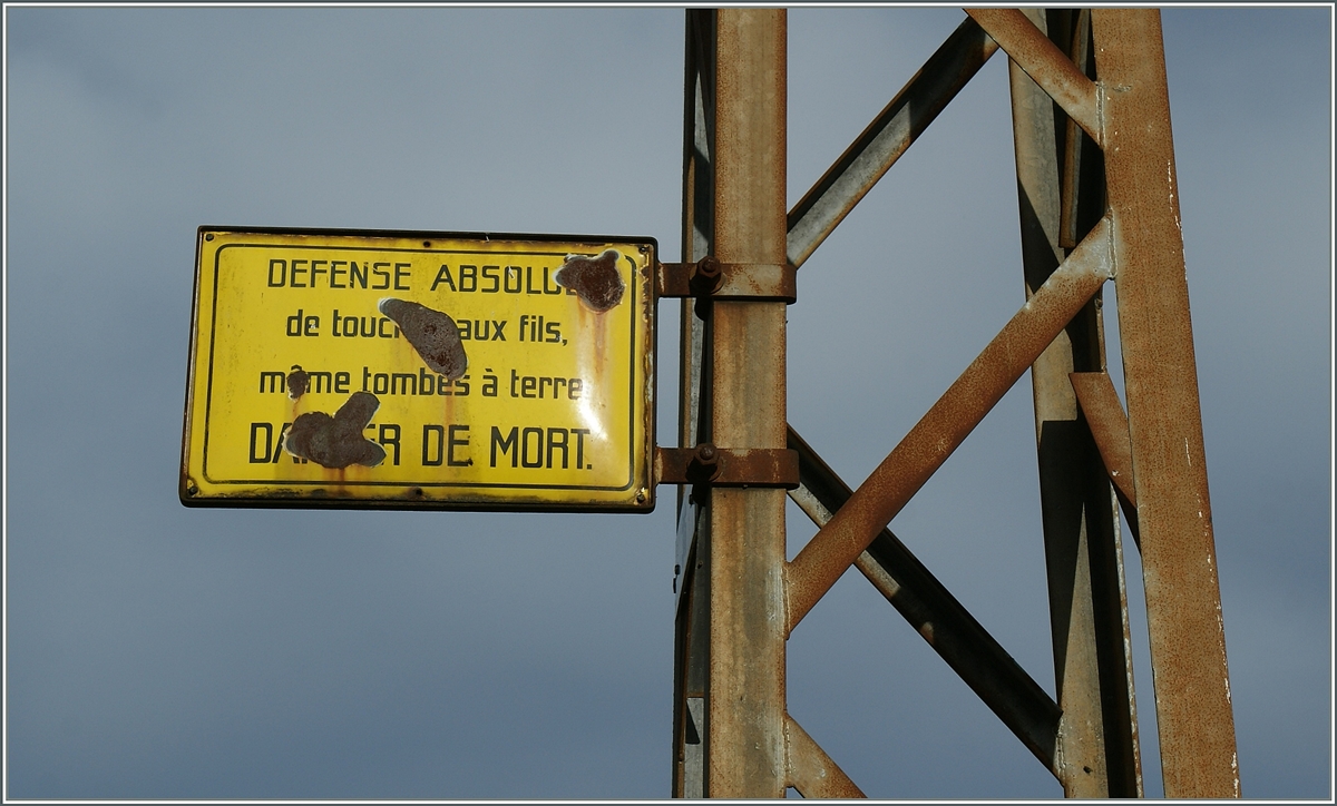Einige alte SBB Fahrleitungsmaste stehen noch, die weiterführende Strecke nach Belfort war nie elektrifiziert gewesen.
18. Okt. 2012