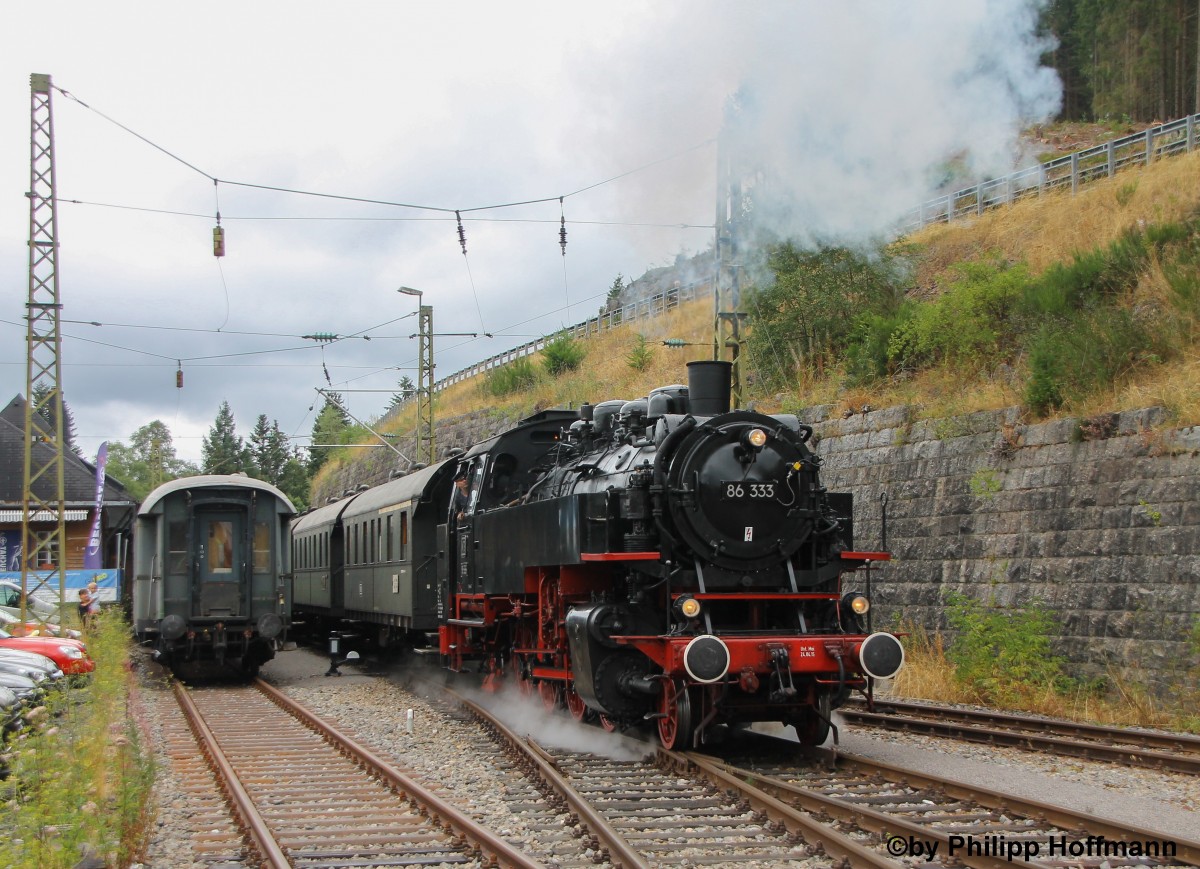 Einige Wochenende im Sommer fhrt die IG 3Seenbahn Dampfzg zwischen Seebrugg und Titisee. Dieses Jahr hatte 86 333 die Ehre die Zge zu ziehen.
Zusehen ist sie gerade bei der Einfahrt in das frisch sanierte Bahnhofsgelnde des Bahnhofs Seebrugg, nach getaner Arbeit.
Nach Wasser fassen und umsetzen ging es am 15.08.2015 mit dem letzten Pendelzug des Tages um 15:57 ab Seebrugg nach Titisee und zurck.
Einst war sie von 1947 bis 1993, auer zwei Monate in Greiz, nur in Sachsen zu Hause, bis sie dann Richtung Westen verkauft wurde, leider.