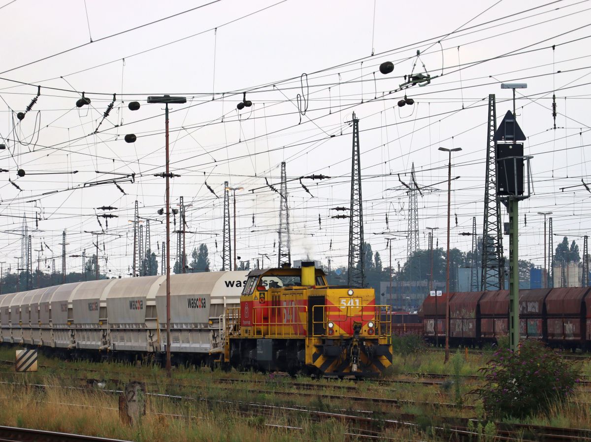 Eisenbahn und Hfen GmbH Diesellok 541 mit Aufschrift  ThyssenKrupp  Gterbahnhof Oberhausen West 18-08-2022.

Eisenbahn und Hfen GmbH dieselloc 541 met opschrift  ThyssenKrupp  goederenstation Oberhausen West 18-08-2022.