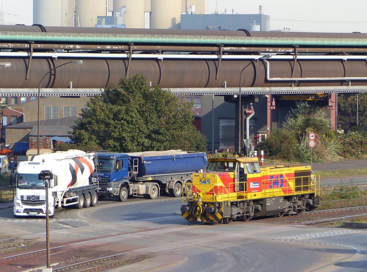 Eisenbahn und Hfen GmbH Diesellok 545 Stahlwerk Thyssen Krupp. Alsumerstrasse, Duisburg 22-09-2016.

Eisenbahn und Hfen GmbH dieselloc 545 Staalfabriek Thyssen Krupp. Alsumerstrasse, Duisburg 22-09-2016.