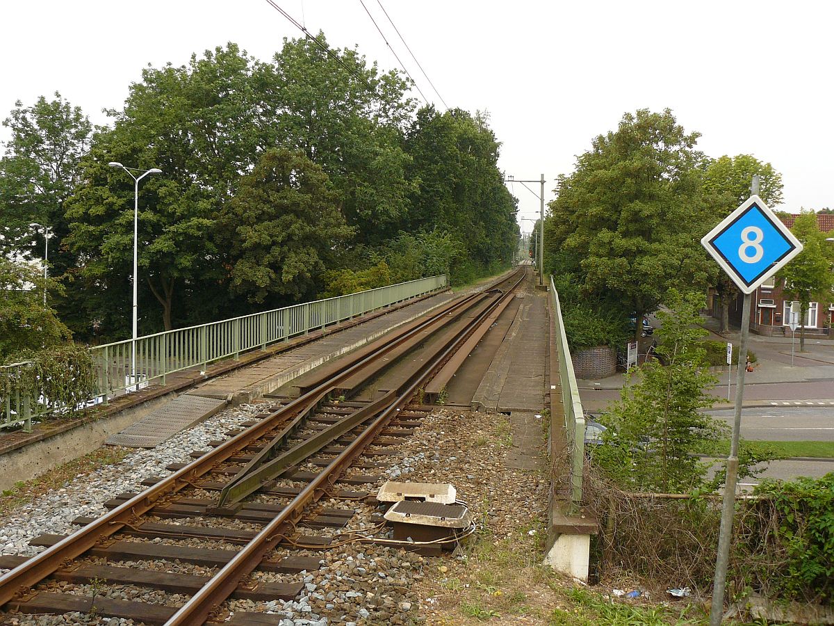 Eisenbahnbrcke bei HP Leiden Lammenschans 08-08-2014.

Spoorbrug over de Lammenschansweg. Station Leiden Lammenschans 08-08-2014.