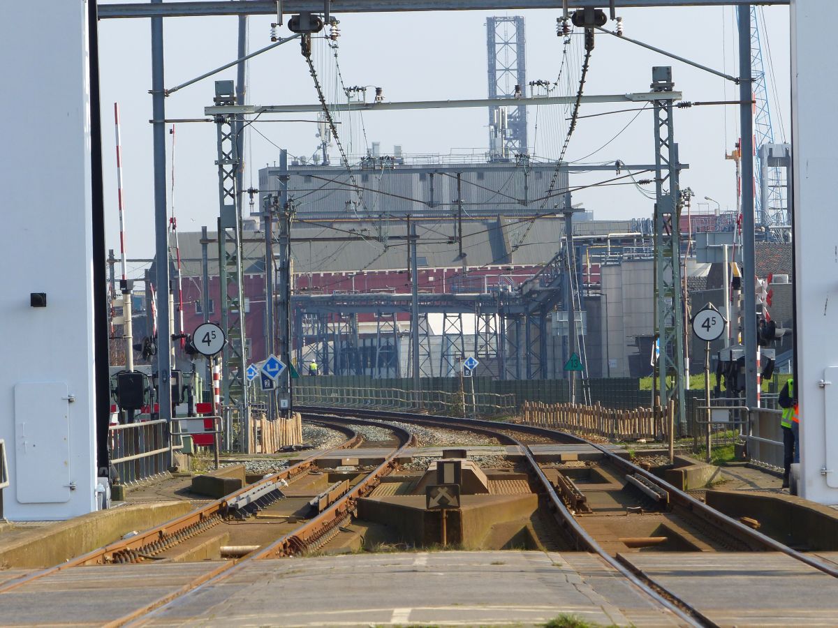 Eisenbahnbrcke  Delflandse Buitensluis , Vlaardingen 16-03-2017.

Spoorbrug over de Delflandse Buitensluis, Vlaardingen 16-03-2017.