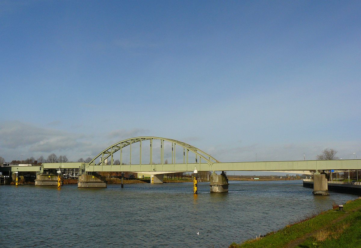 Eisenbahnbrcke ber die Maas. Eisenbahnstrecke Maastricht(NL)-Lanaken (Belgien). Maastricht 06-02-2014.
 

Spoorbrug over de Maas van de spoorlijn Maastricht-Lanaken (Belgi). Maastricht 06-02-2014.