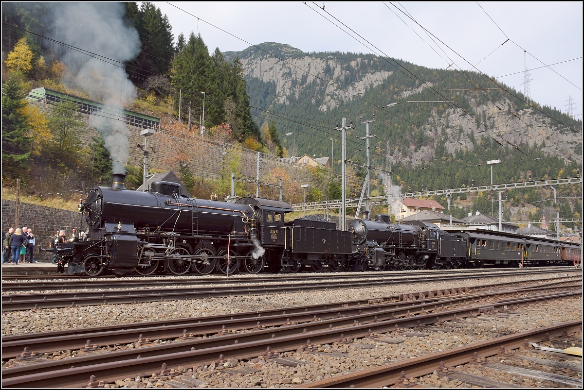 Elefanten am Gotthard. Ankunft des langen Sonderzugs mit C 5/6 2978 und 2969 an der Spitze in Göschenen. Oktober 2017.