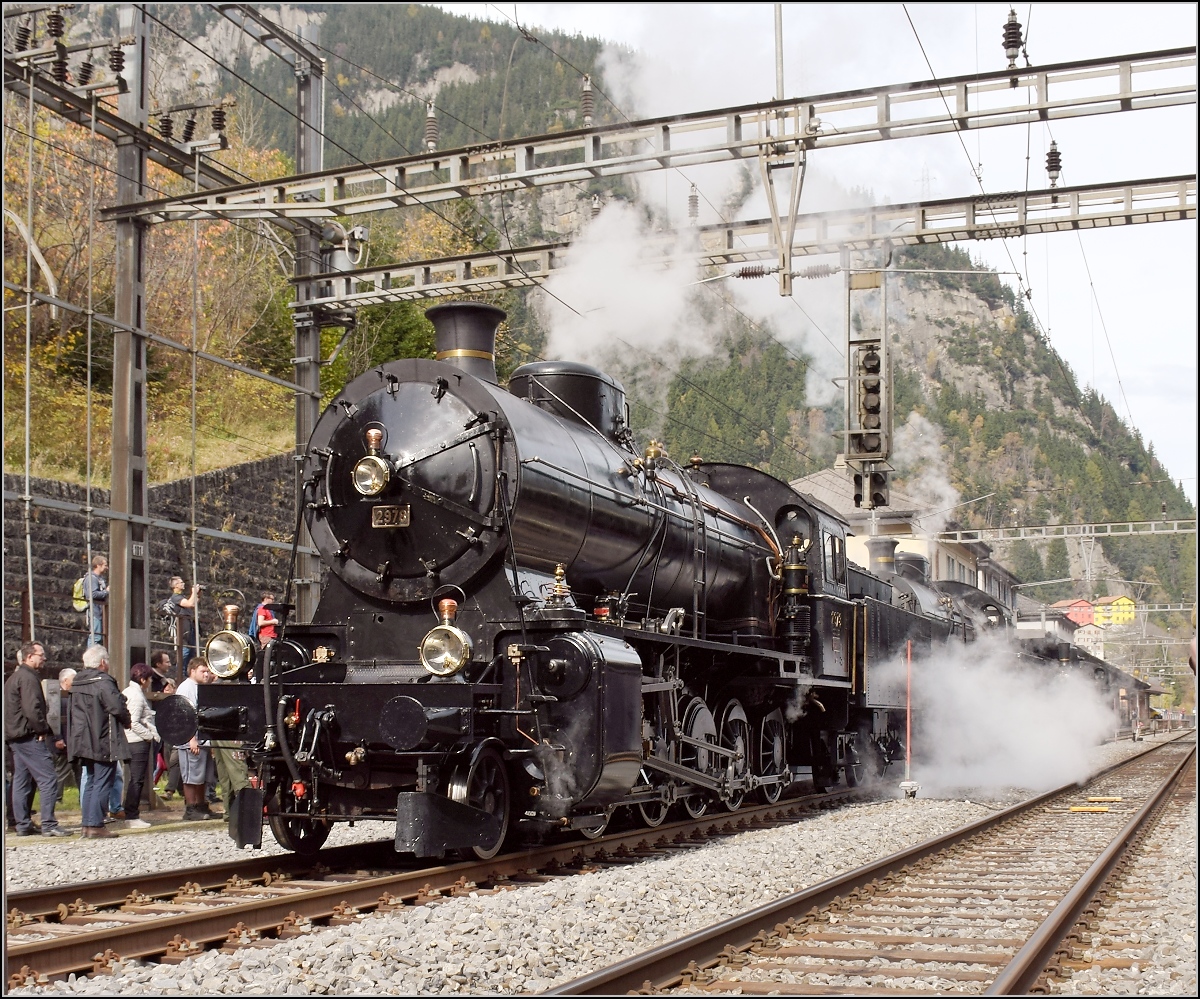 Elefanten am Gotthard. C 5/6 2978 und 2969 beim Wasserfassen in Göschenen. Oktober 2017