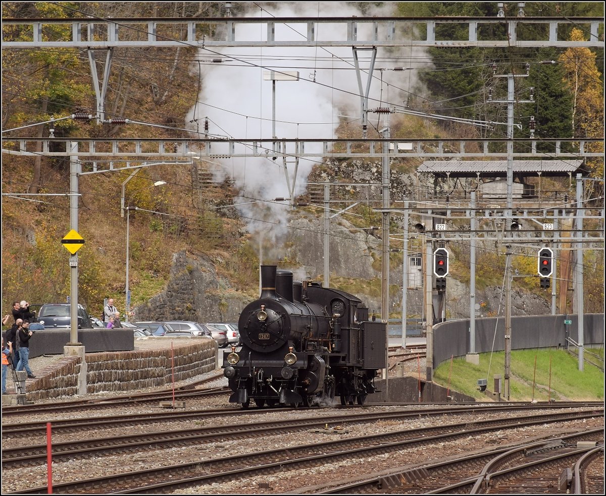 Elefanten am Gotthard. Schiebelok B 3/4 1367 des langen Sonderzugs auf dem Weg zum Wassser fassen. Göschenen, Oktober 2017.