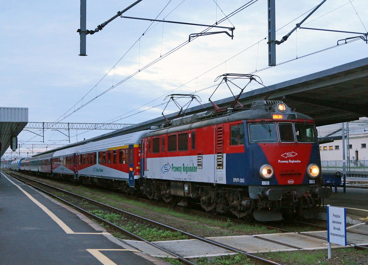 ELEKTROLOKOMOTIVEN IN POLEN VON DER P.K.P AUSGELAGERTEN PRZEWOZY REGIONALE:
Im Rollmaterialbestand der PRZEWOZY REGIONALE befinden sich auch einige aus Tschechien angemitete Lokomotiven der Baureihe 163, die auf den Namen von Frauen getauft worden sind. Am frühen Morgen des 18. August 2014 steht die EP07-2002 5140 246-7 in Poznan Glowny zur Abfahrt bereit.
Foto: Walter Ruetsch