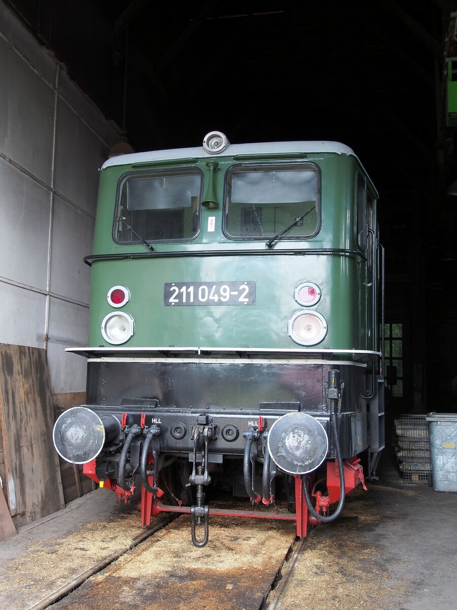Ellok 211 049-2im Eisenbahnmuseum Weimar am 05.08.2016.