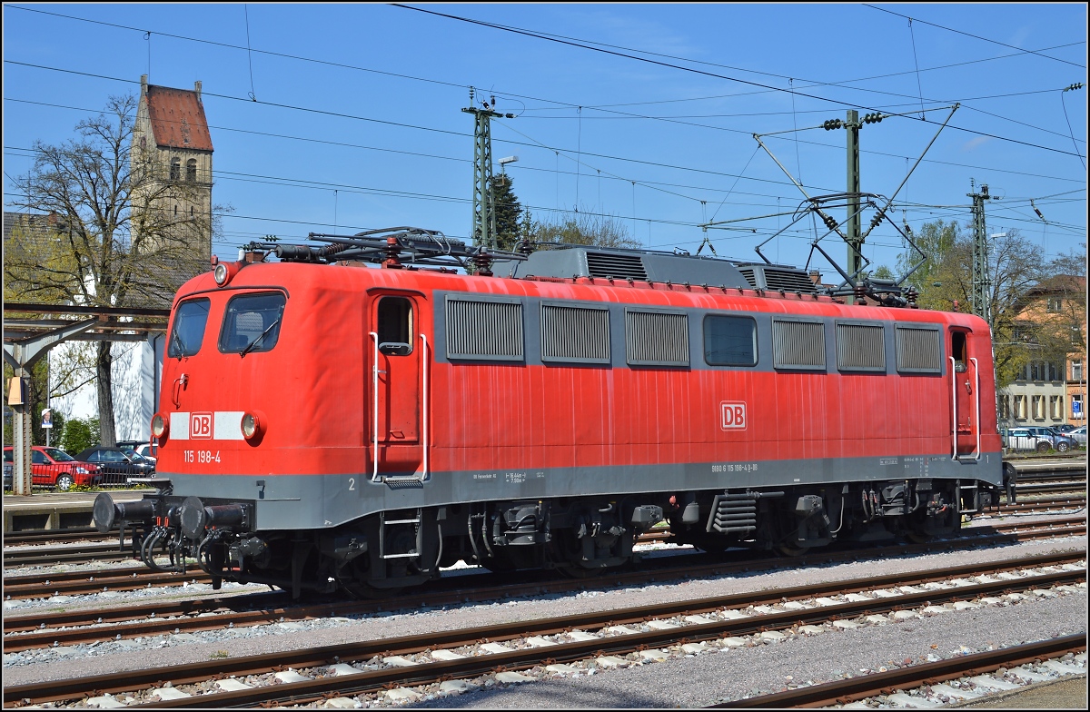 Ende der 110 auf der Gäubahn in Raten. Ob es die letzte Rate war, wird sich noch rausstellen. Im April 2014 ist vorerst einmal Schluss. 115 198-4 wartet in Singen auf ihre vorletzte Fahrt nach Stuttgart. Nach 55 Jahren und 5 Monaten im Dienst des Fernverkehrs ist mölicherweise eine Ära zu Ende. Die ICs Zürich-Stuttgart sollen künftig nur noch mit 101, 120 und ein Zugpaar mit 181 bedient werden.