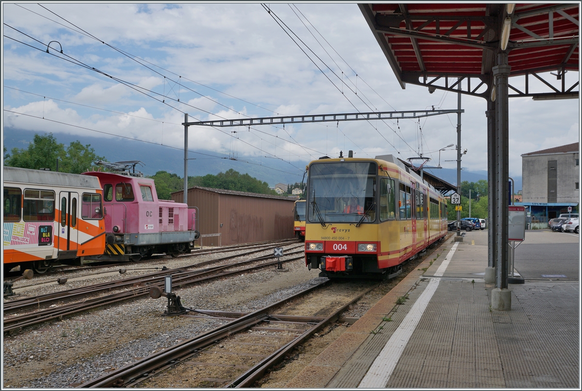 Endlich hat die OC wieder funktionierende Triebfahrzeuge: Bei der AVG konnten die beiden GT8-100C/2S 819 und 820 erworben werden, die nun bei der OC als Be 4/8 003 und 004 zum Einsatz kommen. Zur Zeit noch im  normalen  Fahrplan, doch ab dem 7. August sogar zeitweise im Halbstundentakt. Während der Be 4/8 004 in Orbe an den Bahnstieg rollt, sind links im Bild der defekte Be 2/2 14 und die Ee2/2 N° 2 zu sehen.

4. Juli 2022