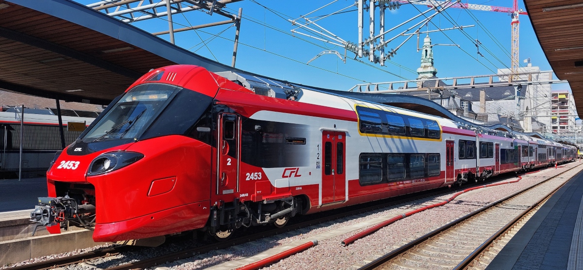 Endlich in voller Länge erwischt, CFL 2453,(Alstom Coradia Max), kurz vor der Abfahrt im Bahnhof von Luxemburg in Richtung Athus. 20.03.2026 (Handy Jeanny)