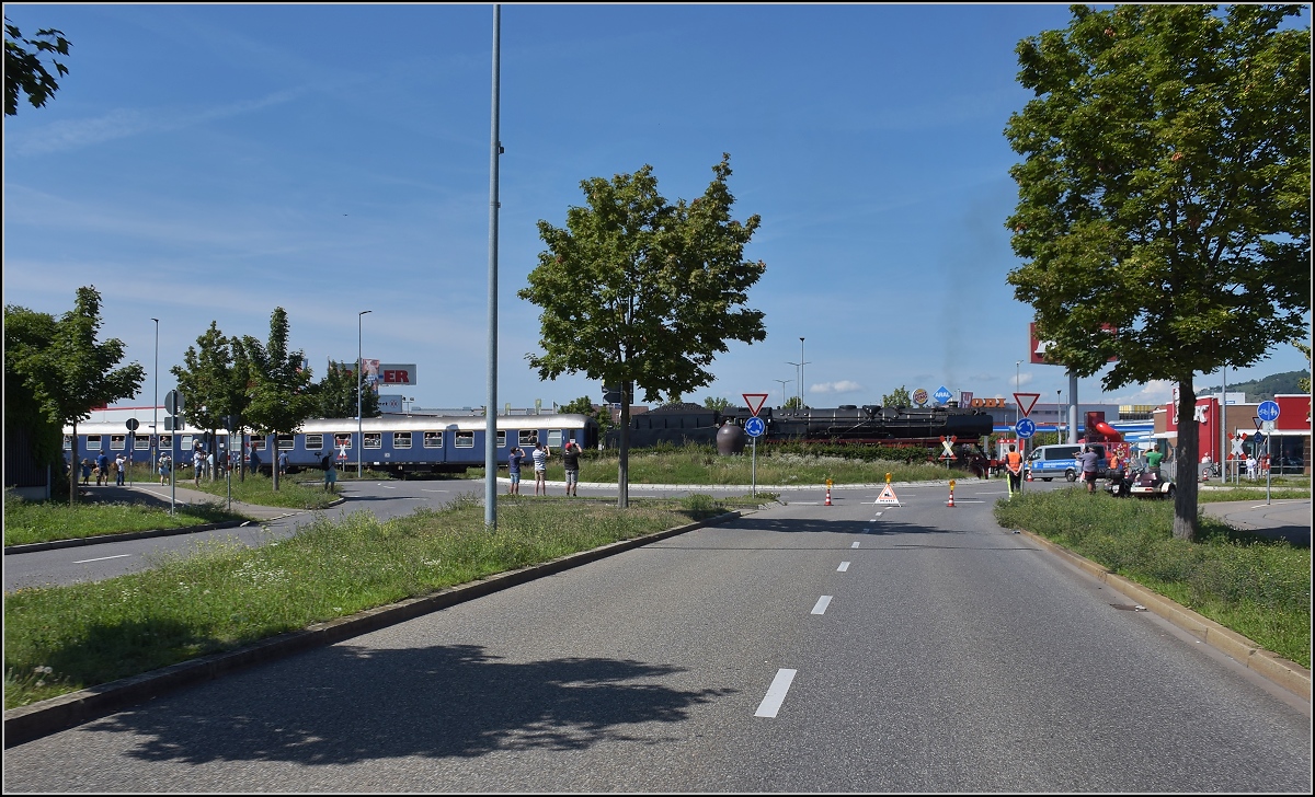 Endlich wieder Züge auf dem Schweizerbähnle (Etzwilen-Singen). 

Hier sabotierte die Stadt Singen das Schweizer Bähnle, riss die Gleise raus und baute einen Kreisverkehr. Aber der bekam mittlerweile seinen Gleisanschluss wieder! 01 202 mit dem Eröffnungszug auf dem Corpus delicti. Singen, August 2020.