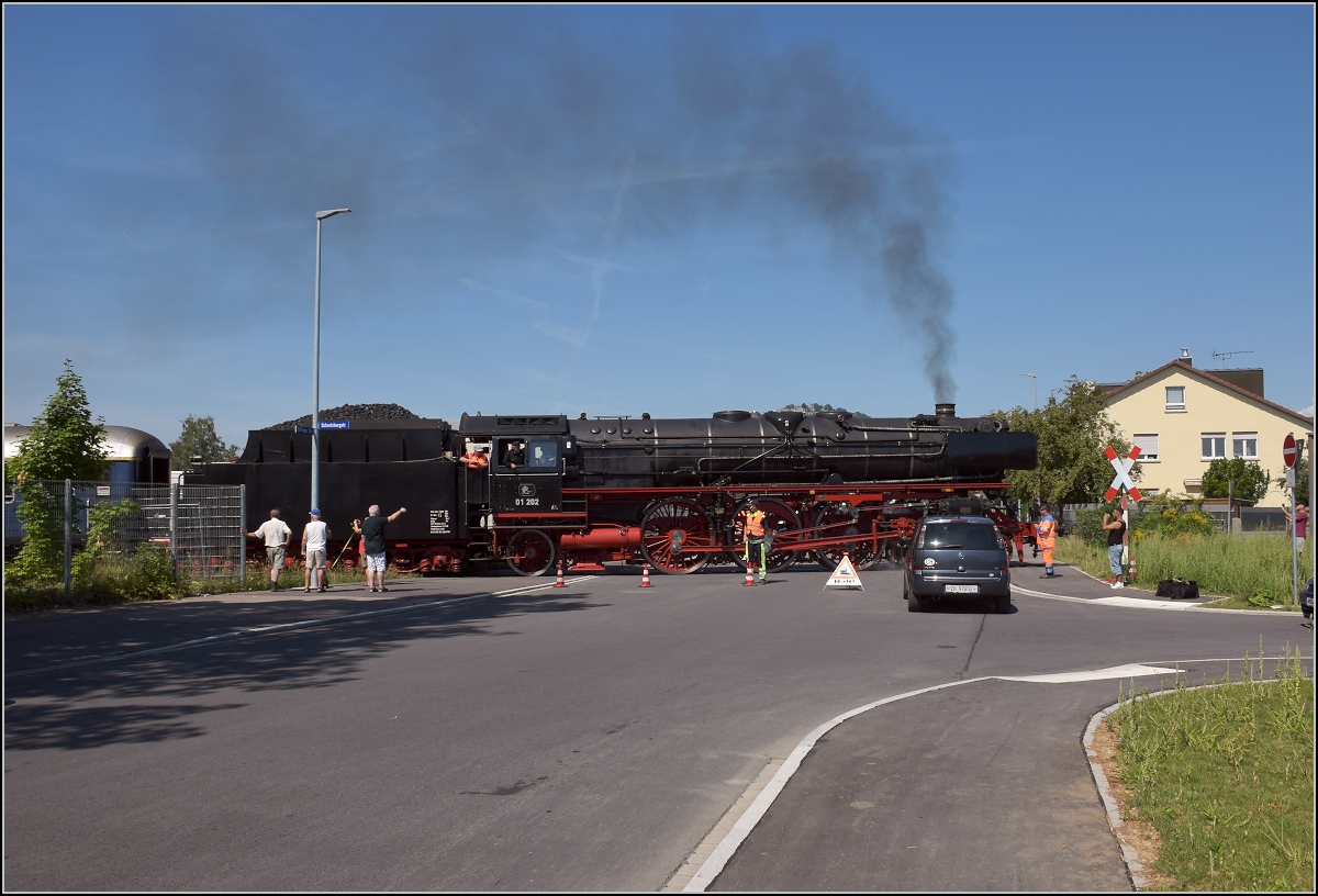 Endlich wieder Züge auf dem Schweizerbähnle (Etzwilen-Singen). 

Dass sich diese Fotostelle nicht ausgeht, war zu erwarten. Allerdings waren alle Autofahrer und Radfahrer richtig freundlich und ließen von sich aus Platz zum Fotografieren. Nicht erwartet hätte ich jedoch, dass ein Bahnfotograf dem Motiv den Garaus macht und sein Auto dreist davor parkt. 01 202 auf einem der vielen Bahnübergänge in Singen, August 2020.