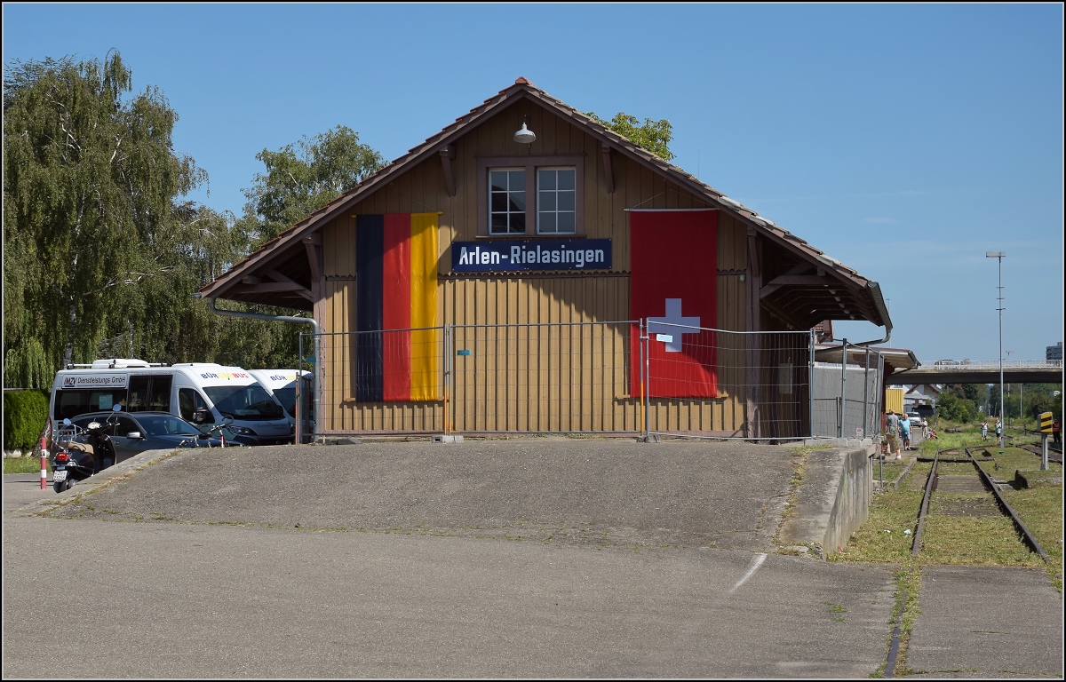 Endlich wieder Züge auf dem Schweizerbähnle (Etzwilen-Singen). 

Man hat sogar das historische Schild  Arlen-Rielasingen  wiedergefunden und an den vorbildlich restaurierten Güterschuppen gehängt. Die Gemeinde Rielasingen-Worblingen arbeitet Hand in Hand mit der Museumsbahnstiftung. Angemerkt wurde dazu: Der Bahnhof heißt Arlen-Rielasingen-Worblingen. Beim Schild ist der Name Worblingen verloren gegangen, beim Gemeindenamen ist Arlen verloren gegangen. Arlen-Rielasingen-Worblingen, August 2020.