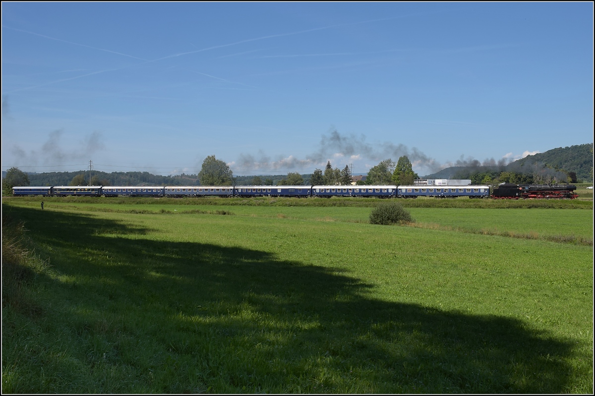 Endlich wieder Züge auf dem Schweizerbähnle (Etzwilen-Singen). 

01 202 mit dem Eröffnungszug zwischen Ramsen und Rielasingen, August 2020.