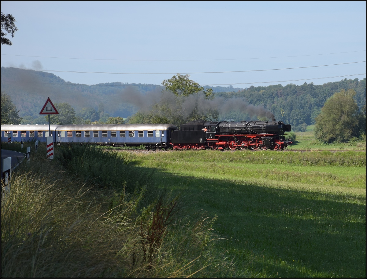 Endlich wieder Züge auf dem Schweizerbähnle (Etzwilen-Singen). 

01 202 mit dem Eröffnungszug zwischen Ramsen und Rielasingen, August 2020.