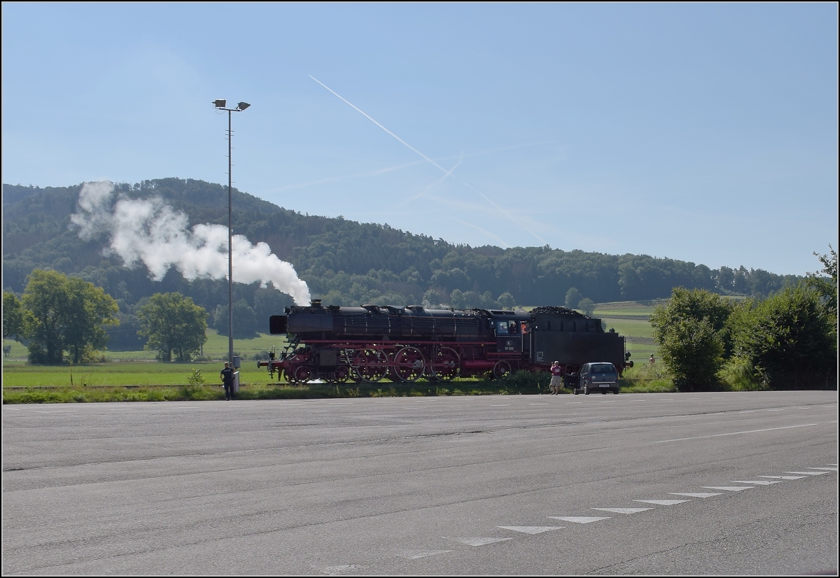 Endlich wieder Züge auf dem Schweizerbähnle (Etzwilen-Singen). 

01 202 wird vom Zoll begutachtet und bildlich festgehalten. Und ein besonderer Eisenbahnfan, der sein Automobil gerne ins Bild parkt, trat hier zum ersten mal in Erscheinung... Moskau, August 2020.