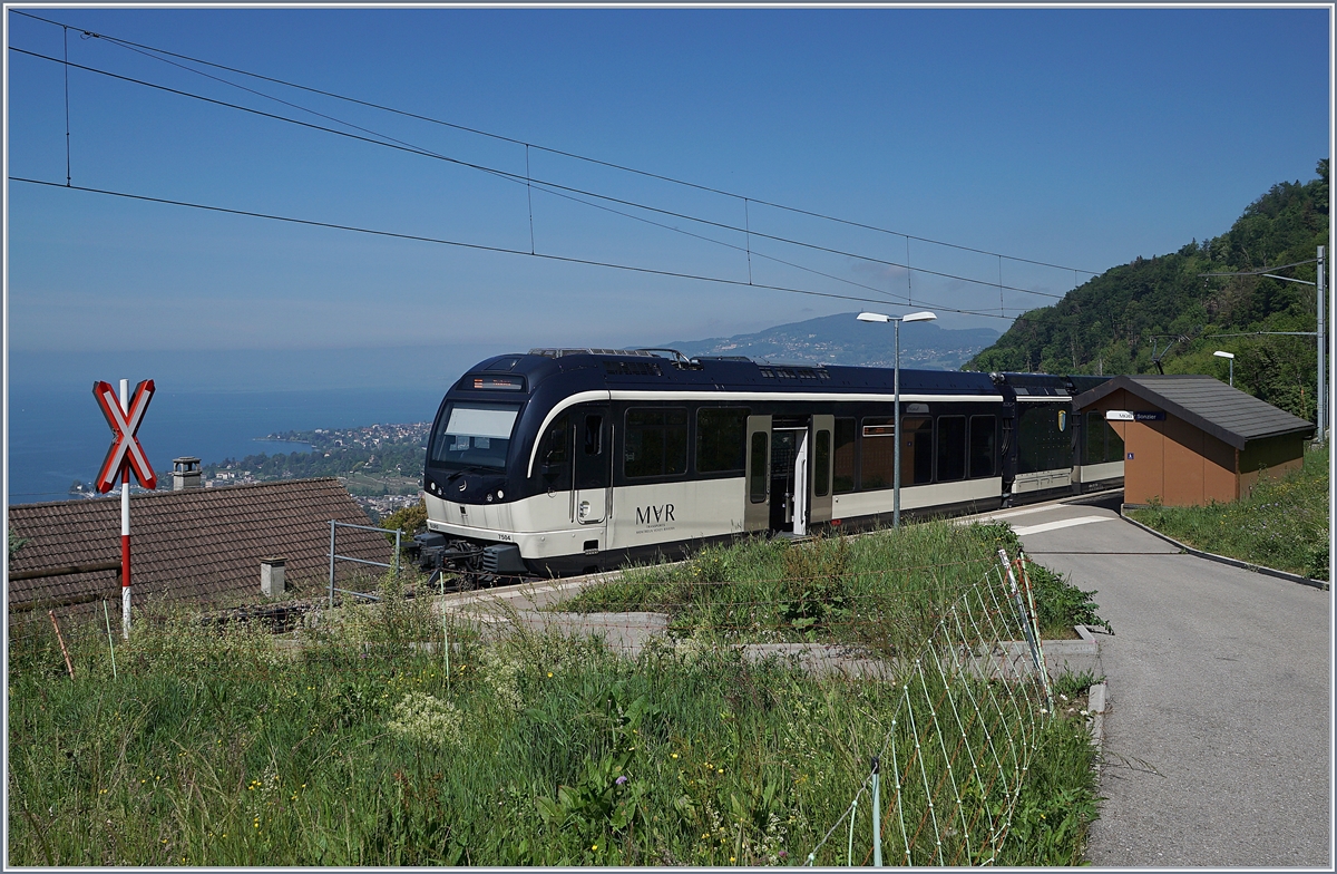 Endstation mit Aussicht: Einige  Vorortszüge  von Montreux enden in Sonzier, einem kleinen  Bahnhof  mit einer grandiosen Aussicht auf den Genfersee und die ihn umgebende Landschaft. Im Bild der von Montreux hier wendende MVR ABeh 2/6 7504.

7. Mai 2020