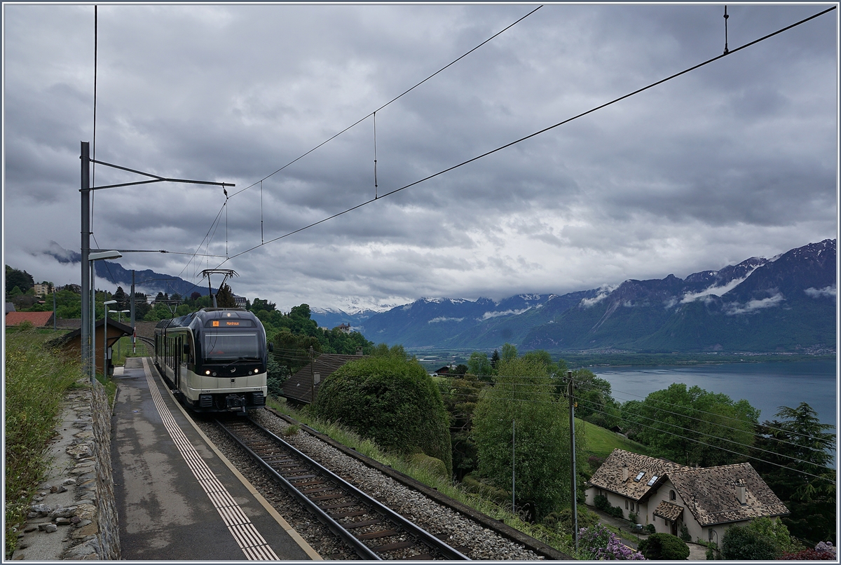 Endstation mit Aussicht: Einige  Vorortszüge  von Montreux enden in Sonzier, einem kleinen  Bahnhof  mit einer grandiosen Aussicht auf den Genfersee und die ihn umgebende Landschaft. Im Bild der von Montreux hier wendende MVR ABeh 2/6 7504  Vevey .

2. Mai 2020