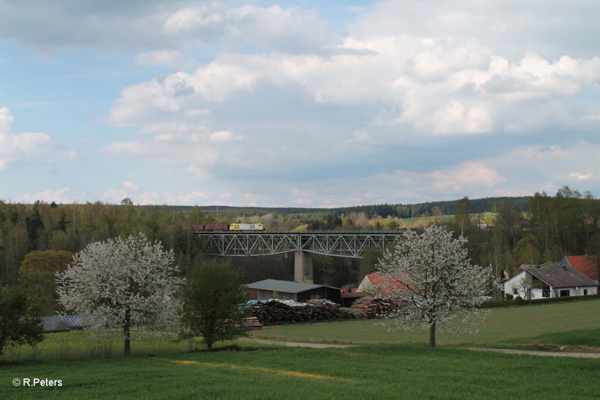 ER 20 002 mit dem 48341 Könitz - Cheb auf dem Viadukt Unterthölau. 22.04.14