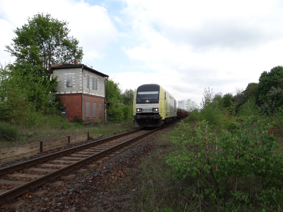 ER 20 002 zusehen mit dem Schrottzug am 03.05.13 in Kr�lpa-Ranis. 
